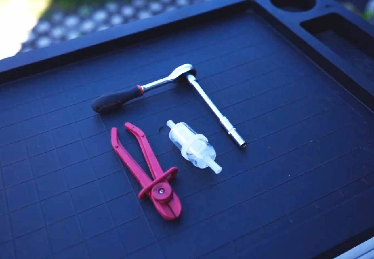 Jak wymienić filtr paliwa w agregacie prądotwórczym Proton?